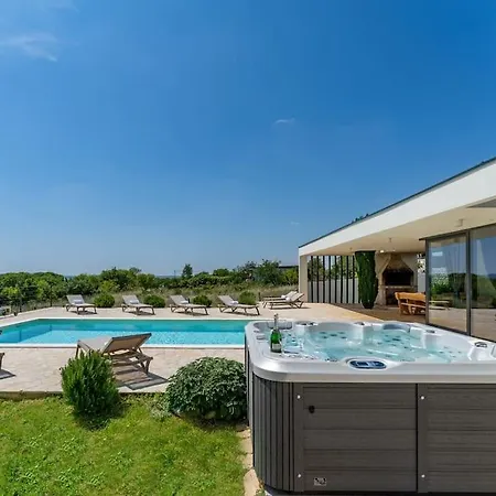Luxury W Heated Pool, Jacuzzi & Sauna * Rastevic
