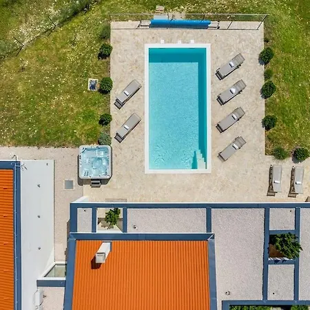 T, Spacious With Heated Pool, Hot Tub & Sauna Rastevic