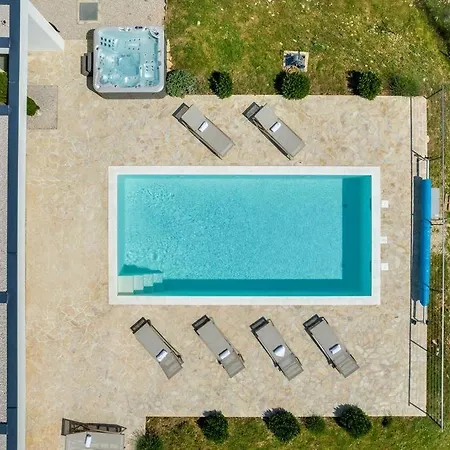 Luxury W Heated Pool, Jacuzzi & Sauna * Rastevic