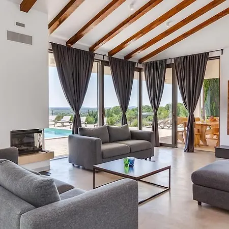 T, Spacious With Heated Pool, Hot Tub & Sauna Vila *