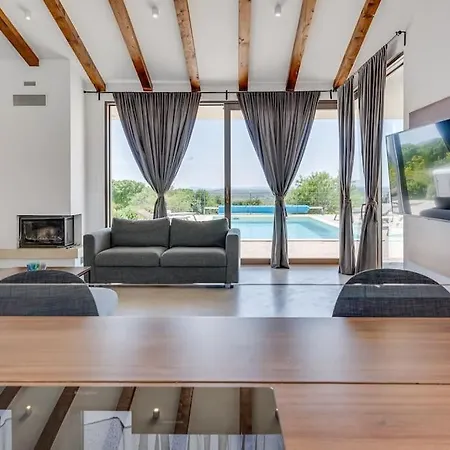 T, Spacious With Heated Pool, Hot Tub & Sauna Vila *