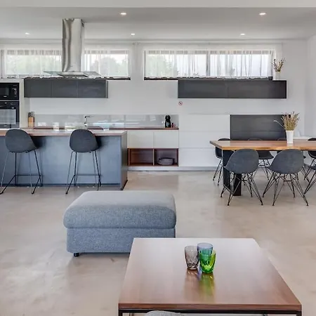 T, Spacious With Heated Pool, Hot Tub & Sauna *