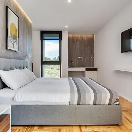 T, Spacious With Heated Pool, Hot Tub & Sauna Vila