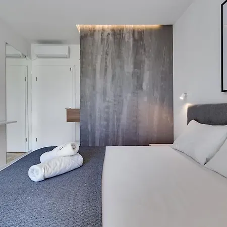 T, Spacious With Heated Pool, Hot Tub & Sauna Vila *