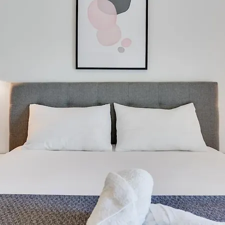 T, Spacious With Heated Pool, Hot Tub & Sauna Vila