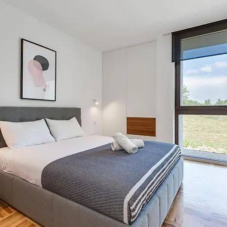 T, Spacious With Heated Pool, Hot Tub & Sauna * Rastevic