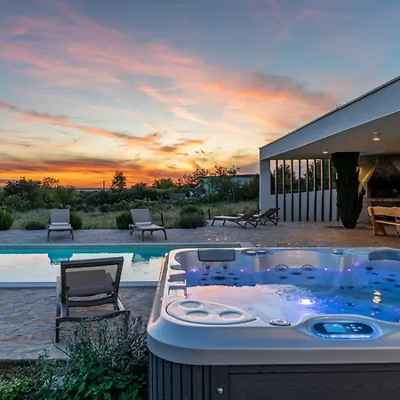 Luxury W Heated Pool, Jacuzzi & Sauna 빌라 Rastevic