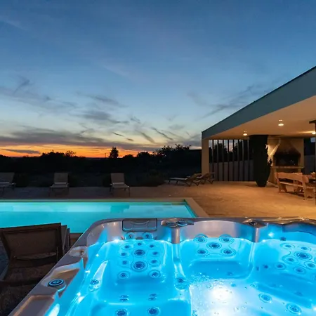 T, Spacious With Heated Pool, Hot Tub & Sauna Vila *