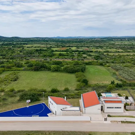 T, Spacious With Heated Pool, Hot Tub & Sauna Vila *