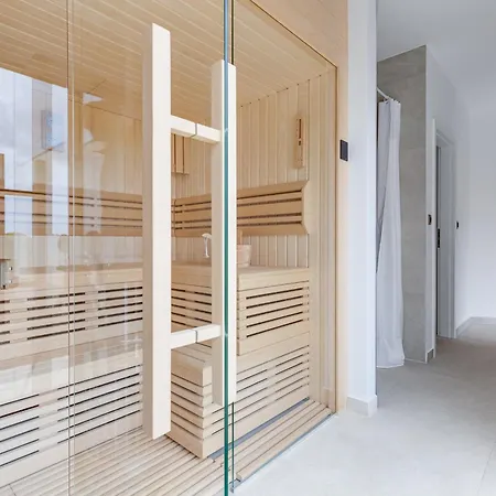 T, Spacious With Heated Pool, Hot Tub & Sauna *