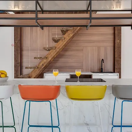 T, Spacious With Heated Pool, Hot Tub & Sauna Vila