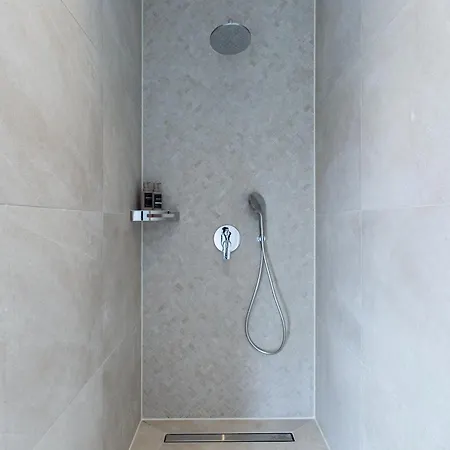 T, Spacious With Heated Pool, Hot Tub & Sauna Vila *