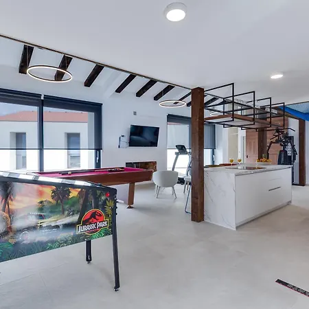 T, Spacious With Heated Pool, Hot Tub & Sauna Vila Rastevic