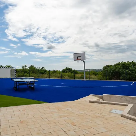 Luxury W Heated Pool, Jacuzzi & Sauna * Rastevic