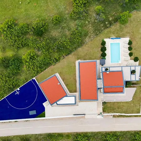 T, Spacious With Heated Pool, Hot Tub & Sauna Vila