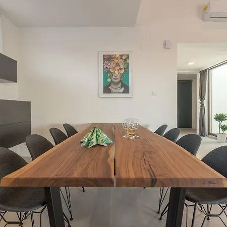 T, Spacious With Heated Pool, Hot Tub & Sauna Vila Rastevic