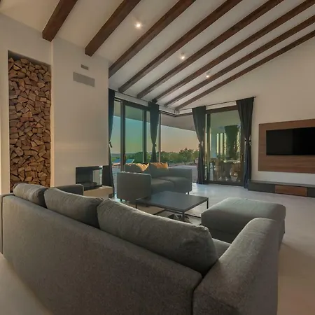 T, Spacious With Heated Pool, Hot Tub & Sauna * Rastevic