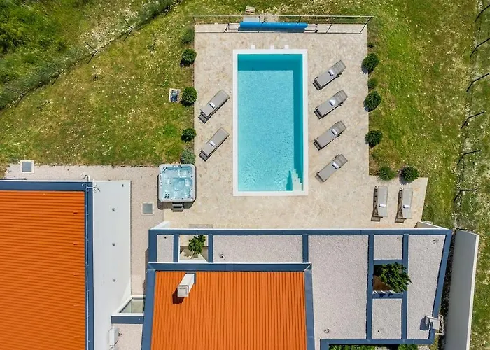 T, Spacious With Heated Pool, Hot Tub & Sauna Rastevic