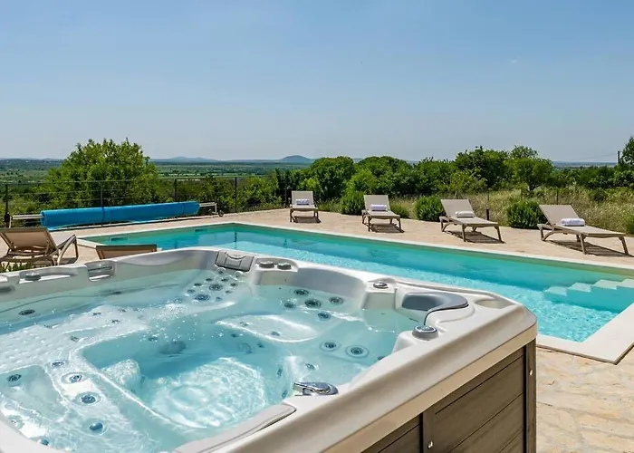 Luxury Spa Villa W Heated Pool, Jacuzzi & Sauna