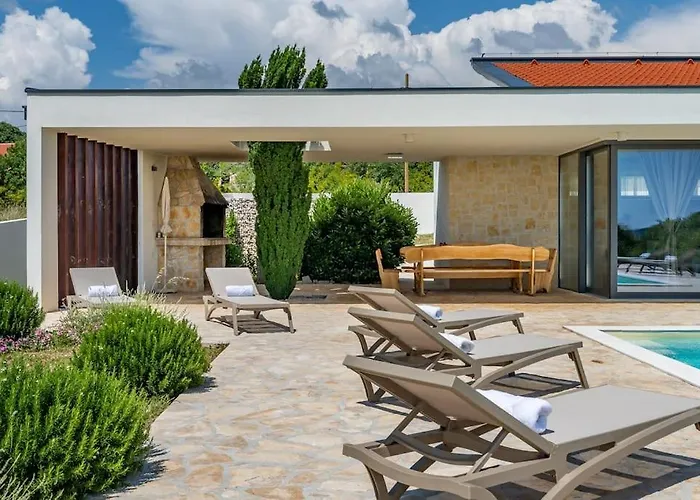 T, Spacious With Heated Pool, Hot Tub & Sauna Villa