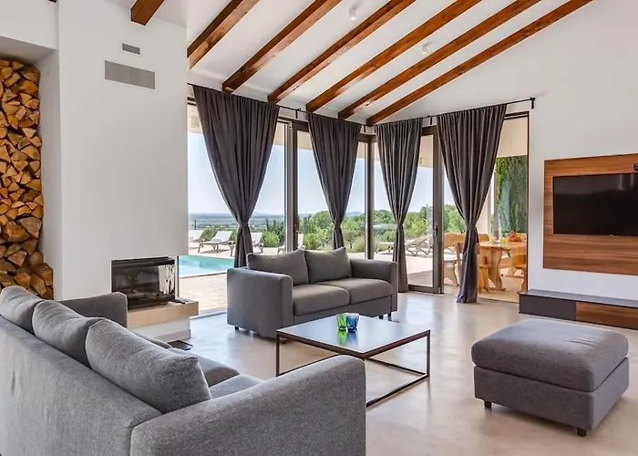 T, Spacious With Heated Pool, Hot Tub & Sauna Villa *