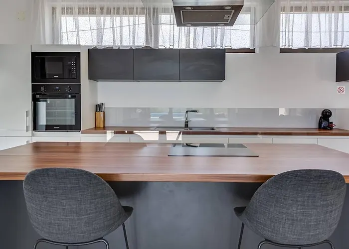 Villa T, Spacious With Heated Pool, Hot Tub & Sauna *