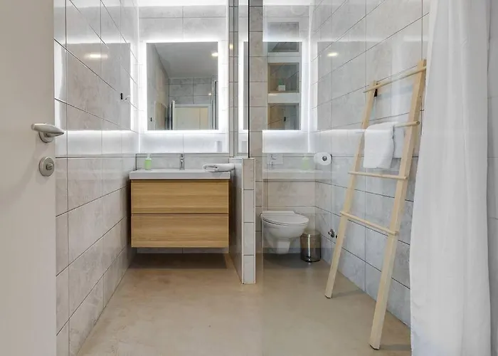 T, Spacious With Heated Pool, Hot Tub & Sauna *