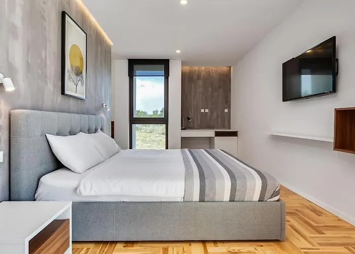 T, Spacious With Heated Pool, Hot Tub & Sauna Villa