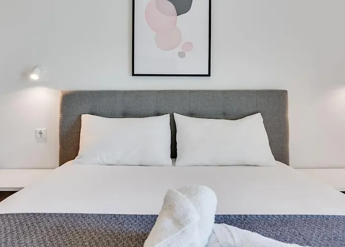 T, Spacious With Heated Pool, Hot Tub & Sauna Villa