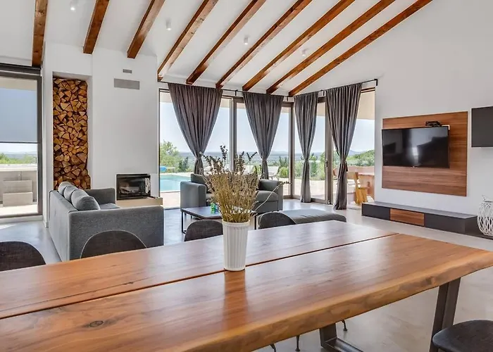 Luxury Spa Villa W Heated Pool, Jacuzzi & Sauna *