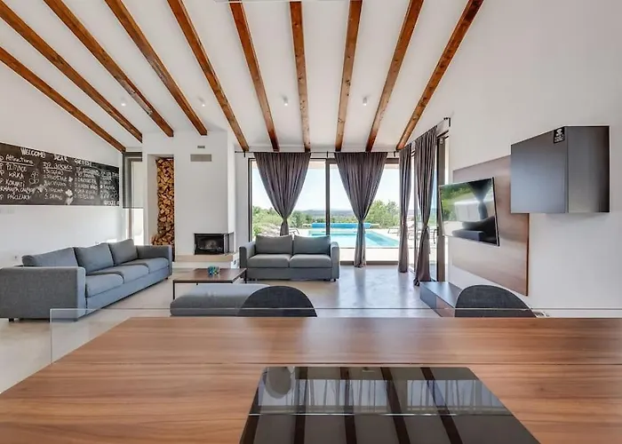 T, Spacious With Heated Pool, Hot Tub & Sauna Villa