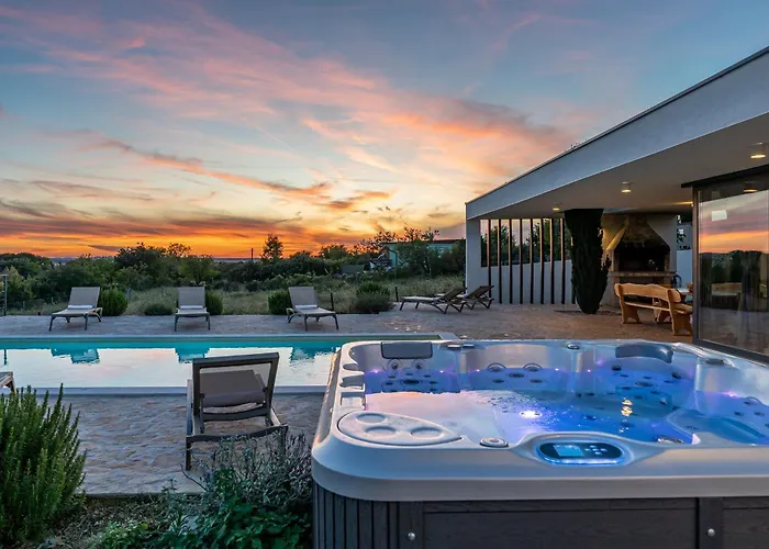 T, Spacious With Heated Pool, Hot Tub & Sauna Villa Rastevic