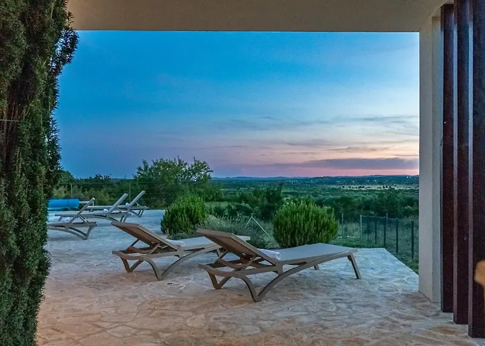 Luxury Spa Villa W Heated Pool, Jacuzzi & Sauna *
