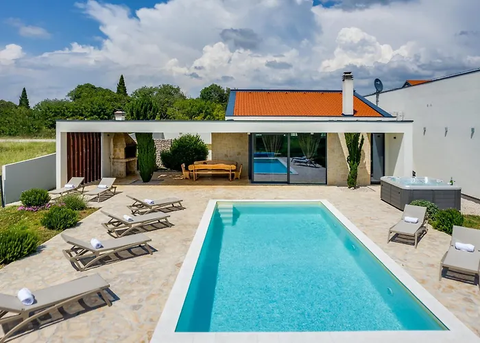 Villa Luxury Spa Villa W Heated Pool, Jacuzzi & Sauna