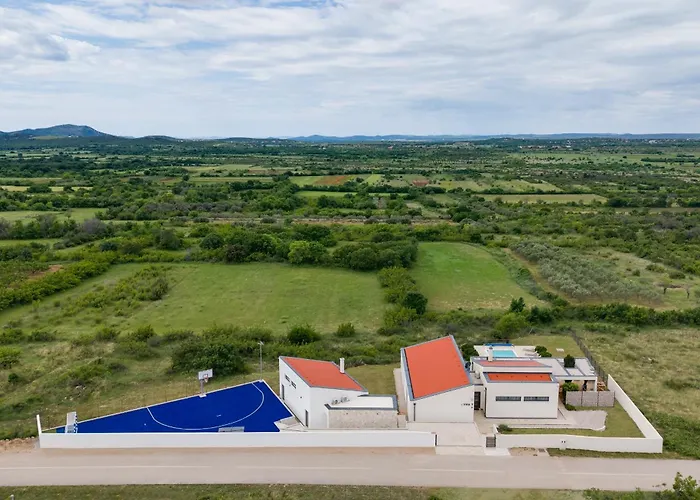 T, Spacious With Heated Pool, Hot Tub & Sauna Villa *