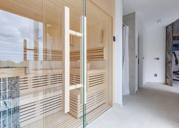 T, Spacious With Heated Pool, Hot Tub & Sauna *