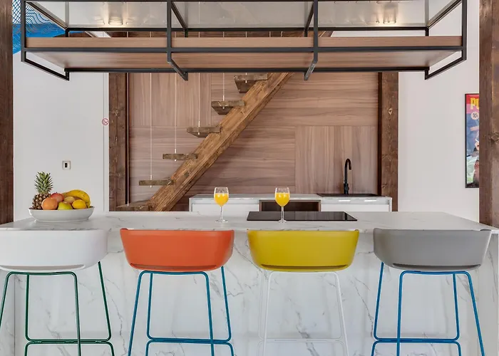 T, Spacious With Heated Pool, Hot Tub & Sauna Villa