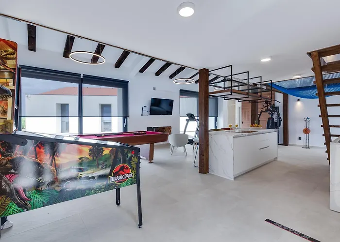 T, Spacious With Heated Pool, Hot Tub & Sauna Villa Rastevic