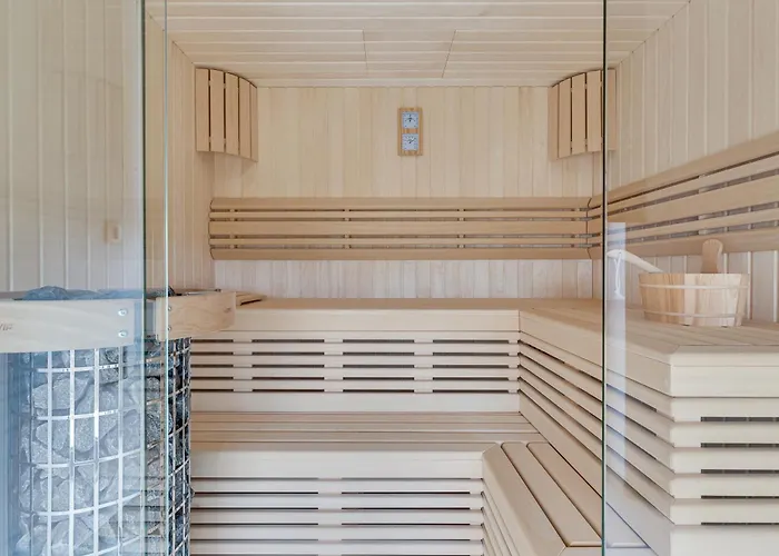 T, Spacious With Heated Pool, Hot Tub & Sauna *