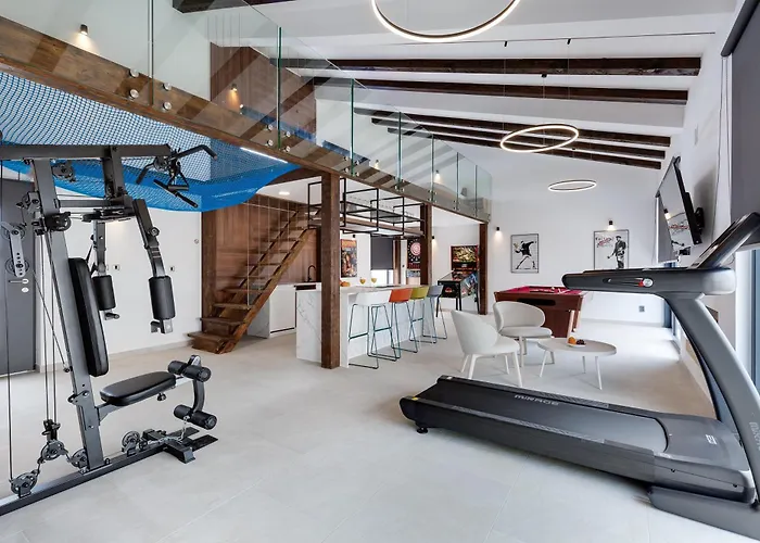 T, Spacious With Heated Pool, Hot Tub & Sauna Villa *