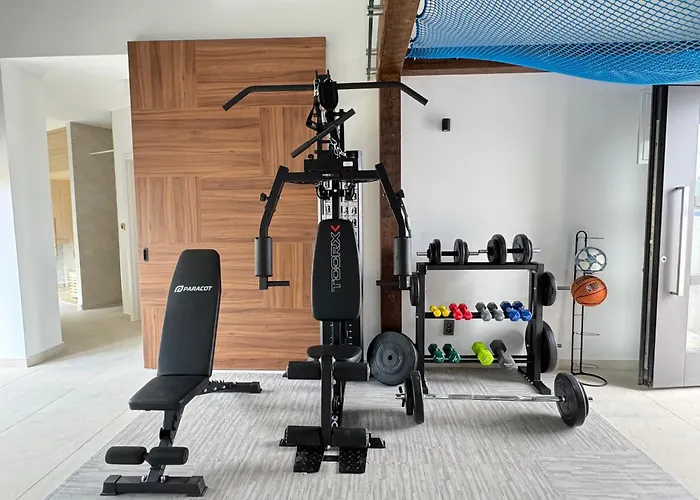 T, Spacious With Heated Pool, Hot Tub & Sauna