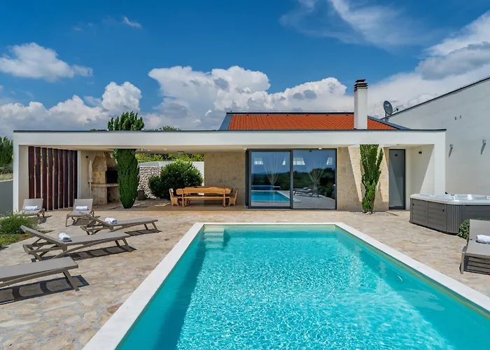 Villa T, Spacious With Heated Pool, Hot Tub & Sauna Rastevic