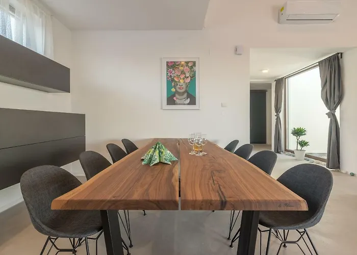 T, Spacious With Heated Pool, Hot Tub & Sauna Villa Rastevic