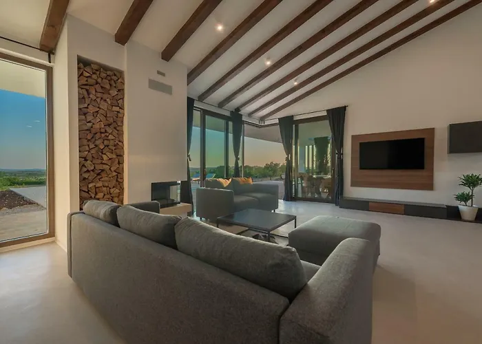 T, Spacious With Heated Pool, Hot Tub & Sauna * Rastevic