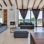 Luxury Spa Villa W Heated Pool, Jacuzzi & Sauna Βίλα *