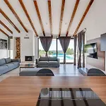 Luxury Spa Villa W Heated Pool, Jacuzzi & Sauna Βίλα