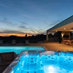 Luxury Spa Villa W Heated Pool, Jacuzzi & Sauna Βίλα *