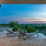 Luxury Spa Villa W Heated Pool, Jacuzzi & Sauna *