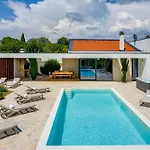 Βίλα Luxury Spa Villa W Heated Pool, Jacuzzi & Sauna