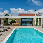 Βίλα Luxury Spa Villa W Heated Pool, Jacuzzi & Sauna Rastevic